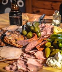 De pe masa de craciun nu trebuie sa lipseasca preparatele traditionale din porc: Taierea Porcului De Ignat Ce Pregatim Din El Lecturi Si Arome