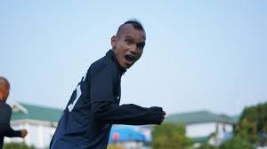 Riko simanjuntak was a futsal player before joining psms medan. Heboh Pose Santai Riko Simanjuntak Di Laga Persija Vs Bhayangkara Solo Fc