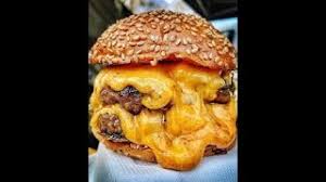 Arkadaşlar köfteci yusuftan kasap reyonundan burger dilimli sucuk alan var mi? Cheddarli Kofte Burger Kofteci Yusuf Antalya Youtube