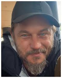 Honey your looking at my post and you can't even say hi to me or you don't  know me anymore💔💔