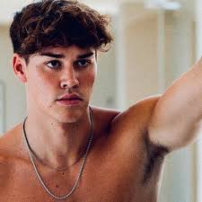 Noah beck is a big tiktok star, he was born on 4 may 2001, he is a resident of the united states, noah beck's early education in the arizona (us), he was very fond of acting since childhood and. Tiktok Star Noah Beck Ist Seine Tiktok Karriere Bald Vorbei Bunte De