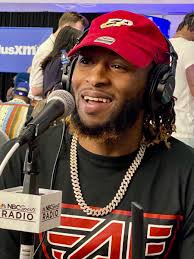 Green bay packers running back aaron jones was one of the hardest players to tackle during the 2019 nfl season. Epchihuahuas On Twitter We See You Showtyme 33 El Paso S Own And Packers Star Rb Aaron Jones Making Stops On Radio Row At Superbowl In Miami Rocking A Red Ep Chihuahuas Hat