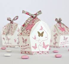 Vous trouverez le traditionnel rose pour les filles et le bleu pour les garçons, ou. Boite A Dragees Forme Nichoir Papillons Et Liberty Eloise Pour Bapteme Boite Dragees Contenant Dragees Bapteme Fille Boite Dragees Bapteme