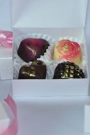 Grajeas y bombones de chocolate. Bombones Como Regalos De Bienvenida Y Salida Para Tus Invitados Recuerdos De Comunion Desserts Food Cake