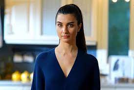 Tuba büyüküstün 5 temmuz 1982 tarihinde i̇stanbul'da dünyaya gelmiştir. Guven Bana Basaracagiz 2021 In 2021 Tuba Buyukustun Twin Girls Girl
