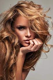 C'est une teinte que l'on pour les bases foncées, il faudra impérativement passer par la case décoloration. Le Blond Cuivre Fait Son Grand Retour 44 Idees En Photos Cheveux Blond Venitien Coiffure Couleur Cheveux