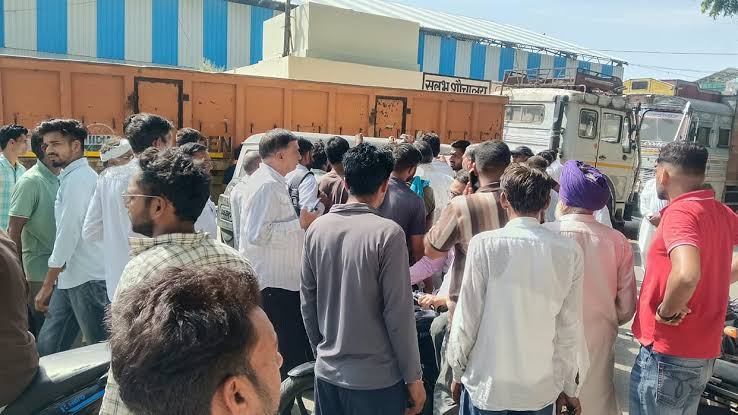 सिरसा में किसानों का हल्ला बोल:डीएपी के टोकन नहीं मिलने पर अधिकारी की गाड़ी  को घेरा, लोगों ने लगाया धरना - Farmers Up In Arms In Sirsa: Official's  Vehicle Surrounded ...