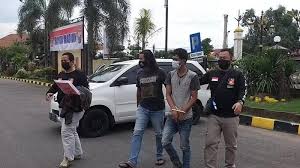 Lowongan kerja bumn terbaru bulan juli 2020 kali ini bersumber dari pt kimia farma diagnostika (pt kfd) resmi penempatan laboratorium klinik outlet madiun. Pria Madiun Dibekuk Polisi Karena Tipu Pengusaha Ayam Modusnya Bantu Menjualkan