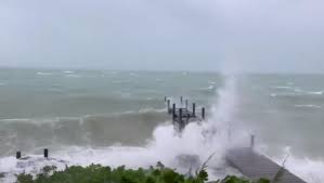 Uraganul dorian urmează să lovească statul american florida la finalul acestei săptămâni, iar efectele acestuia se vor simţi şi în primele zile ale săptămânii viitoare, potrivit agenţiei de presă dpa. Uraganul Dorian Loveste Bahamas Cu 300 Km H Rfi Mobile