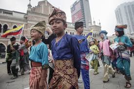 Pakaian tradisional bagi kaum lelaki melayu ialah baju melayu. Tanjak Sarong Dan Pakaian Tradisional Sempena Sambutan Hari Malaysia Beritabenar
