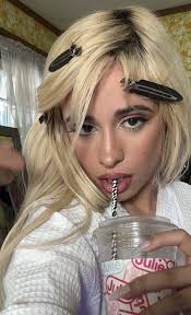 Sabrina Carpenter ou Camilla Cabello : r/VindictaRateCelebs