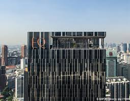 She want's to dance with me!. Equatorial Plaza The Skyscraper Center