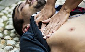 Oltre 2 pazienti su 3, se c'è il sospetto di un infarto in corso, vanno in ospedale con mezzi propri invece di chiamare il 118, perdendo tempo prezioso. Come Si Riconosce Un Infarto Ecco Le Cause E Cosa Fare