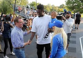 The mother carolyn is very close with a famed son. Julius Randle Returns To Lexington To Unveil Refburished Basketball Court Lexington Herald Leader