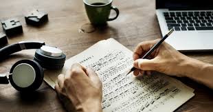 .mengemukakan empat jenis kritik seni, yaitu kritik jurnalistik, pedagogik, ilmiah, dan populer. Kritik Musik Pengertian Fungsi Tujuan Dan Contoh Sastrawacana Id