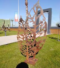 Theragone Heykel Serimizin Bir Kac Ornegini Cicek Insaat In Guzelbahcede Bulunan Mavi Yaka Projesinde Kullandik Theragone Metaltasarim 2020 Heykel Peyzaj Atlar