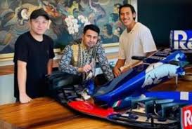 Vandoorne will join formula 2 convert sean gelael and tom blomqvist at the wheel of jota's oreca 07, with the trio also contesting the upcoming asian le mans series season. Raffi Ahmad Beli Sayap Mobil F1 Milik Sean Gelael Rp 1 M Untuk Aksesoris Di Kantornya