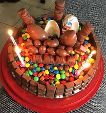 Wenn du kit kat magst, wirst du diesen kuchen lieben! Schokoladen Kitkat Smartiestorte Von Larissafdl Chefkoch Kitkat Kuchen Rezept Kit Kat Kuchen Kindergeburtstag Kuchen Madchen
