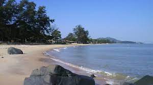 Pantai ini sangat cocok untuk tempat berlibur anda. Pesona Pantai Pasir Panjang Singkawang Wisata Kalimantan