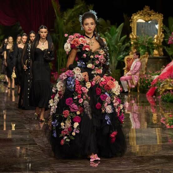 &Agrave; 16 ans, L&eacute;onie Cassel fait des d&eacute;buts remarqu&eacute;s sur le podium de Dolce & Gabbana - Elle