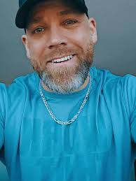 Scott Calvert's Instagram, Twitter & Facebook