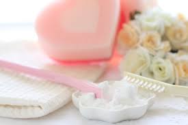 Pe lângă acestea, poți să folosești bicarbonat de sodiu pentru flori sau pentru plante, în general, o întrebuințare pe care nu o cunosc mulți. Utilizarea Bicarbonatului De Sodiu In Gospodarie