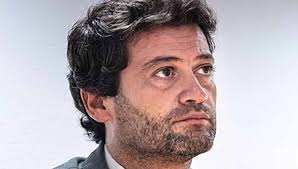 André Ventura é do tipo que mama e chora", diz comentador da CNN  Portugal... Ver mais...