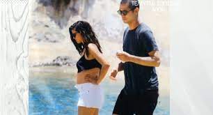 Είναι σύζυγος και πατέρας δύο παιδιών. Swthrhs Kontizas Sthn Paralia Me Thn Egkymonoysa Syzygo Toy