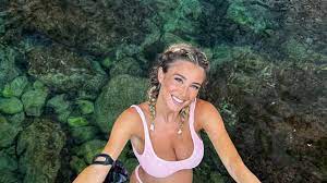 Diletta Leotta in vacanza a Taormina, le foto in bikini a poche settimane  dal parto infiammano il web