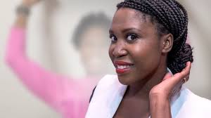 Die eigentlich aalglatt gestylten haare standen motsi mabuse zu berge und sorgten für lacher. Let S Dance Jurorin Motsi Mabuse Perucke Statt Echthaar Darum Zeigt Sie Sich Nicht Total Naturlich Bunte De