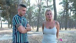 Madura choni es follada en un hotel barato por un macarra