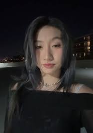 Hannah Lott's Instagram, Twitter & Facebook