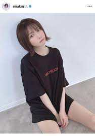 えなこ、ゆったりシャツでぺたんと座るショットに「可愛すぎる天使？」「すごい脱力感」絶賛の声 : スポーツ報知