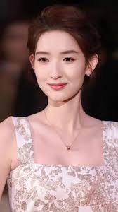 From Clingy Wife to Charismatic Commander: Gu Xixi's Transformation