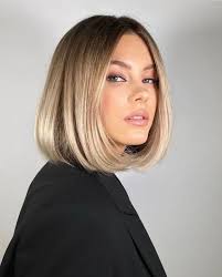 Bob con riga di lato 3 di 31. Caschetto Corto Dietro Pari Con Frangia Scalato Liscio O Mosso