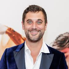 First dates'-barman Victor Abeln stelt zijn nieuwe vriendin Renee voor