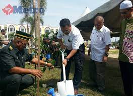 Langkah pertama adalah siapkan pot sebagai tempat bibit kelengkeng yang sesuai dengan ukuran bibit. Banyaknya Kilang Haram
