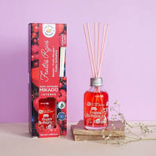 Olvida el ambientador en enchufe porque hay varias formas de perfumar la casa que, además, sirven como elementos decorativos. Ambientadores Para Casa Perfuma Y Decora La Casa De Los Aromas