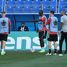 Auch der schiedsrichter sank auf den boden. Nach Eriksen Drama Vorrundenspiel Belgien Gegen Russland Findet Wie Geplant Statt