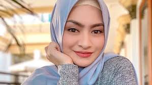 Jun 10, 2021 · 23 agustus 2021, 04:20 wib. The Story Of Nathalie Holscher Converting To Islam Hear The Whisper Of Hidayah In The Ear Netral News