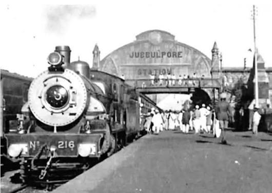 The First Railway Engine at Indore, in holkar princely State time, malwa province, central India, 🐘🚂 Brought on the track with help n Pulled by holkar state's elephant, ⚔️🐘 An rare pic
