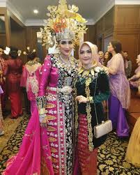 7 nama pakaian adat maluku beserta gambar penjelasan lengkap. Filosofi Bijak Di Balik Baju Dan Aksesoris Pengantin Adat Gorontalo