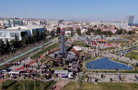 May 20, 2021 · vezirköprü ilçesinin girişinde 2017 yılında yapılan yaklaşık 5 metrelik yassı semaver anıtı, son günlerde sosyal medyada eleştiri konusu oldu.i̇lçeye özgü coğrafi işaret tescili. Samsun Buyuksehir Belediyesi