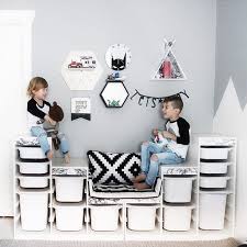 How We Created Our Toy Storage With These Six Things From Ikea Toy Storage Is No Joke In This Hous Almacenamiento En El Dormitorio Habitaciones Infantiles Ikea