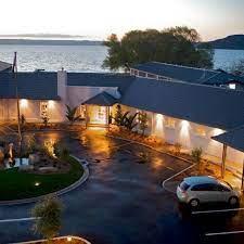 wai ora lakeside spa resort located on the shores of lake rotorua this luxury hotel is just a 3 minute drive from roto luxury hotel outdoor swimming pool hotel