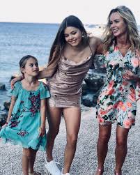 Amanda louise holden is an english television presenter, actress and singer, best known as a judge on itv's britain's got talent since the show began in 2007. Amanda Holden Shares Rare Picture With Her Lookalike Daughters As They Enjoy A Family Holiday