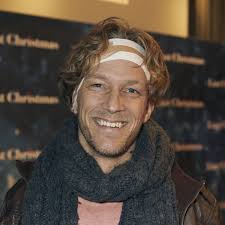 Michael Olesen akut under kniven