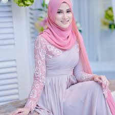Cara memakai jilbab segi empat basic dengan mengikat kedua sisi ke belakang. 8 Artis Ikon Fesyen Bertudung Malaysia Sis Gee