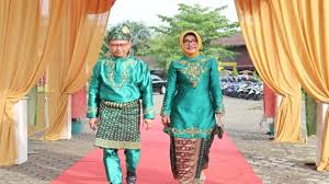 Baju melayu adalah pakaian tradisional dan kebangsaan lelaki melayu. Baju Kurung Dan Teluk Belanga Pakaian Khas Melayu Pontianak