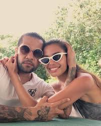 Maybe you would like to learn more about one of these? Daniel Alves Homenageia A Esposa Por 2 Anos De Casados Esportes Pleno News